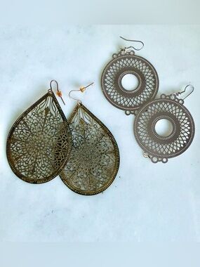 SET OF 2- Vintage Y2K Gold and Silver-Toned Oversizes Filagree Drop Earrings